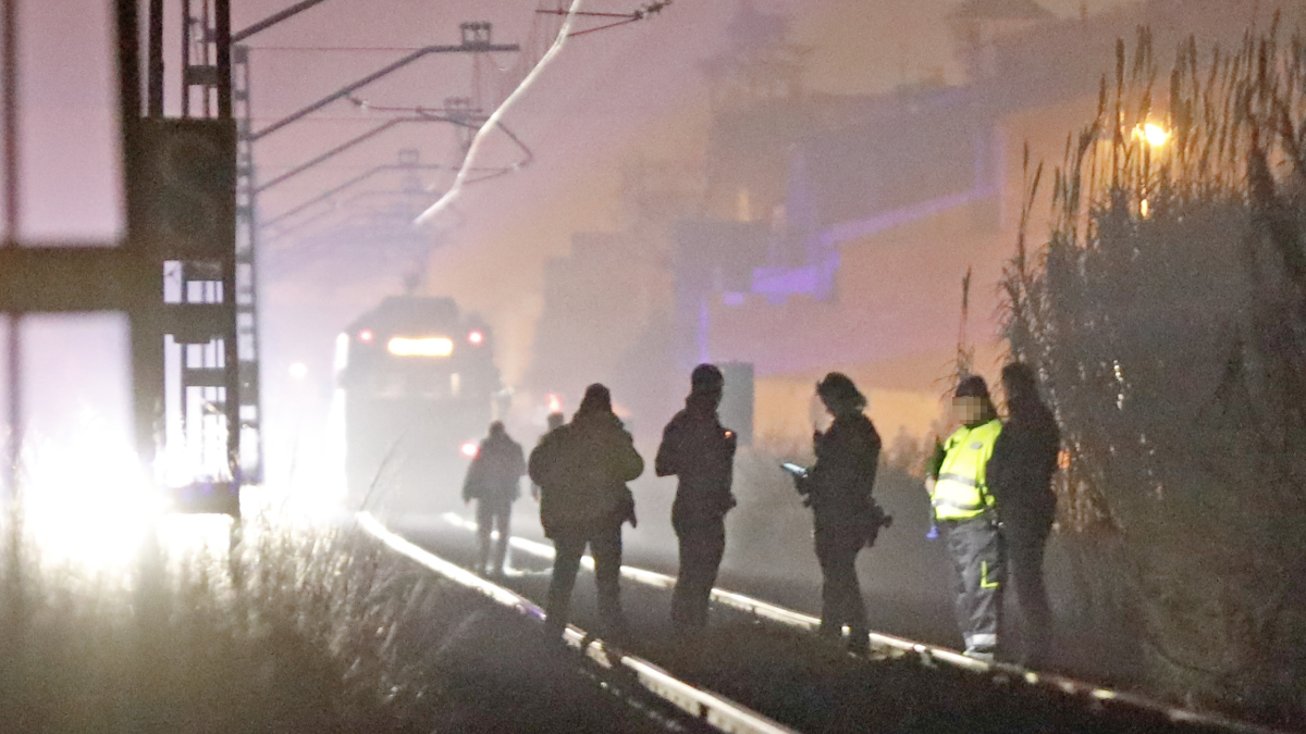 Los Mossos investigando ayer en el lugar de los hechos. - AMADO FORROLLA