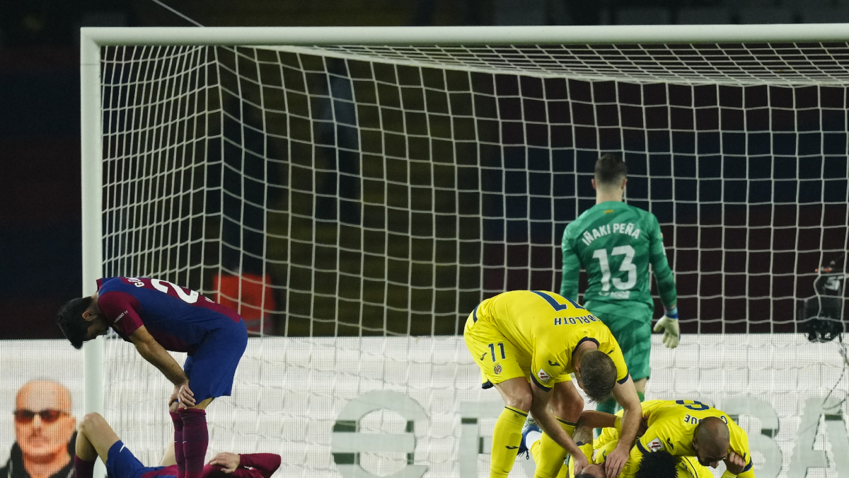 Los jugadores del Villarral celebran uno de los goles con los que dieron la vuelta al marcador, ante la desesperación de futbolistas azulgranas. - EFE