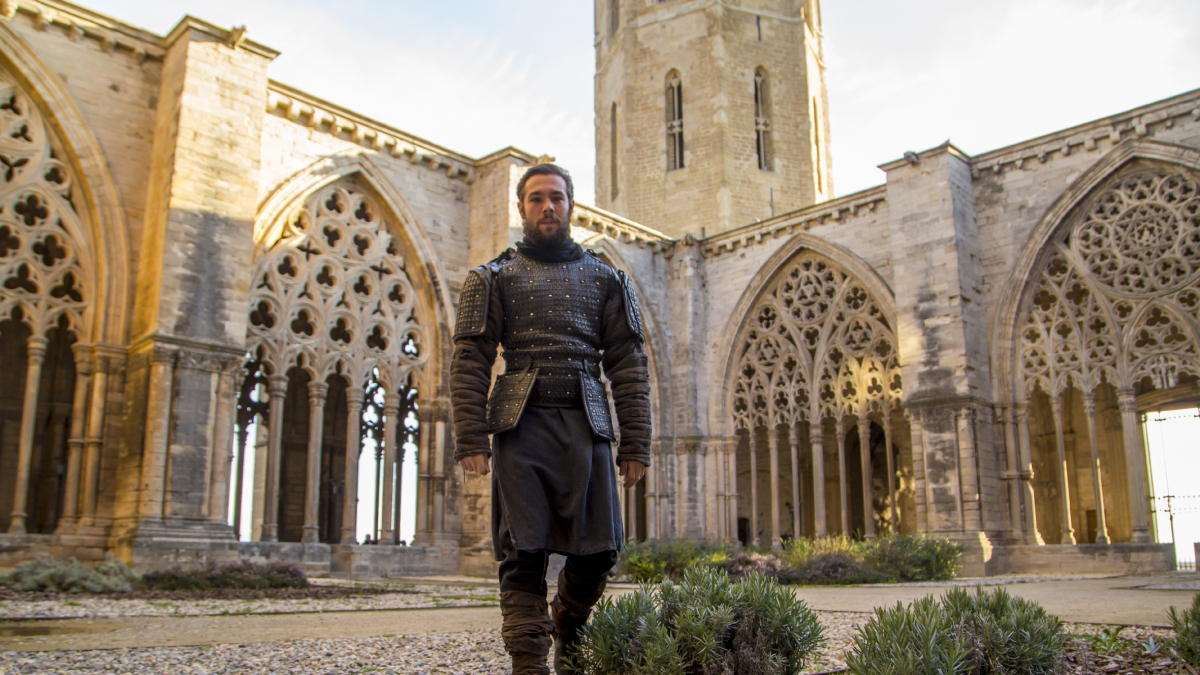 Carlos Cuevas, popular per sèries com ‘Ventdelplà’ i ‘Merlí’, l’any passat al claustre de la Seu Vella durant el rodatge de ‘La Abadesa’. - JORDI ECHEVARRIA
