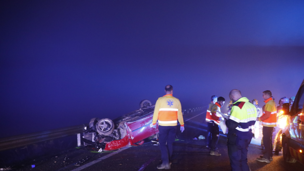 El coche, un ibiza rojo, quedó volcado en la calzada de la carretera en el término de Aitona. - AMADO FORROLLA