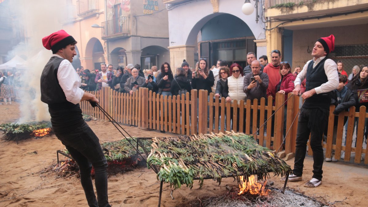 La plaza del oli de Valls ha sido el punto donde se ha hecho la demostración de cobre calçots