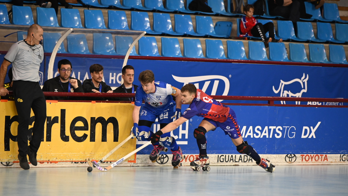 Sergi Duch y Oriol Llenas pugnan por el control de una bola durante el partido disputado ayer en Les Comes. - SEBAS MONCUSÍ