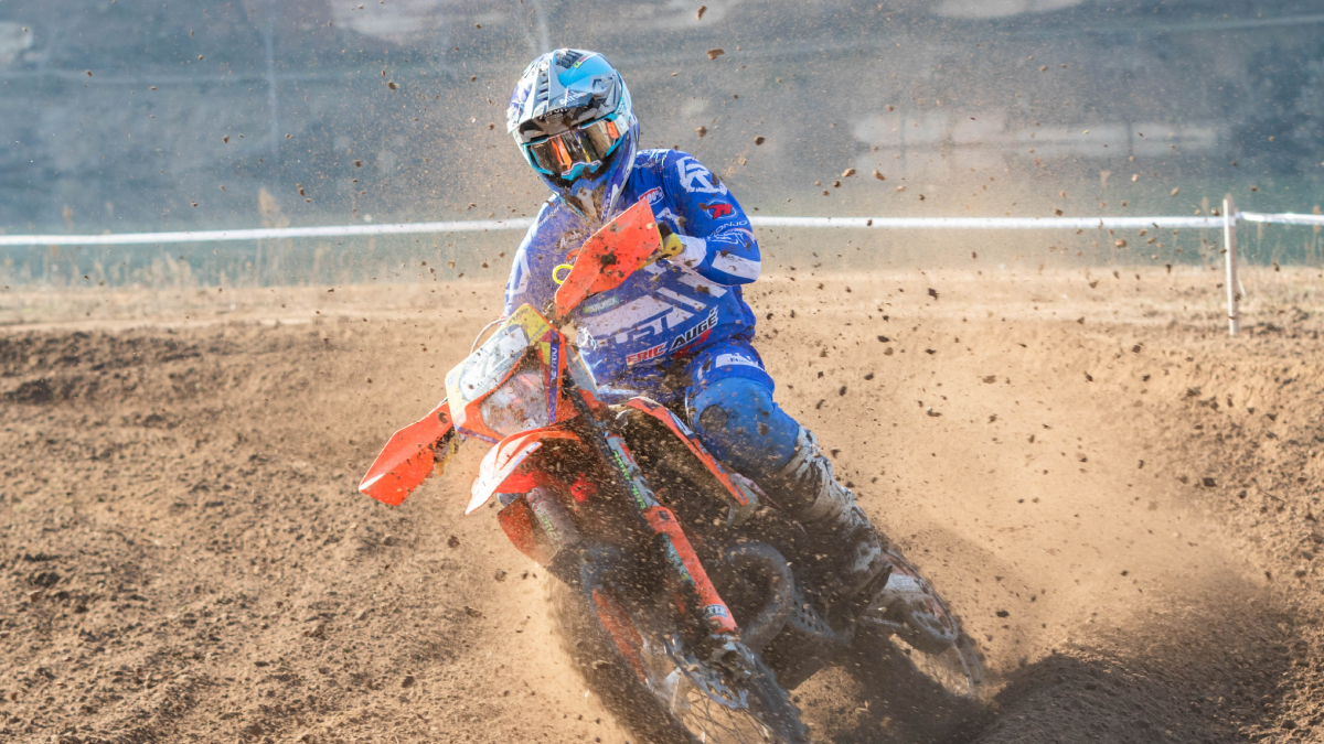 Jaume Betriu, a l’esquerra, va reprendre l’activitat motociclista després de la seua aventura al Dakar. La prova es va celebrar a la Clua. - JOEL MOLINA