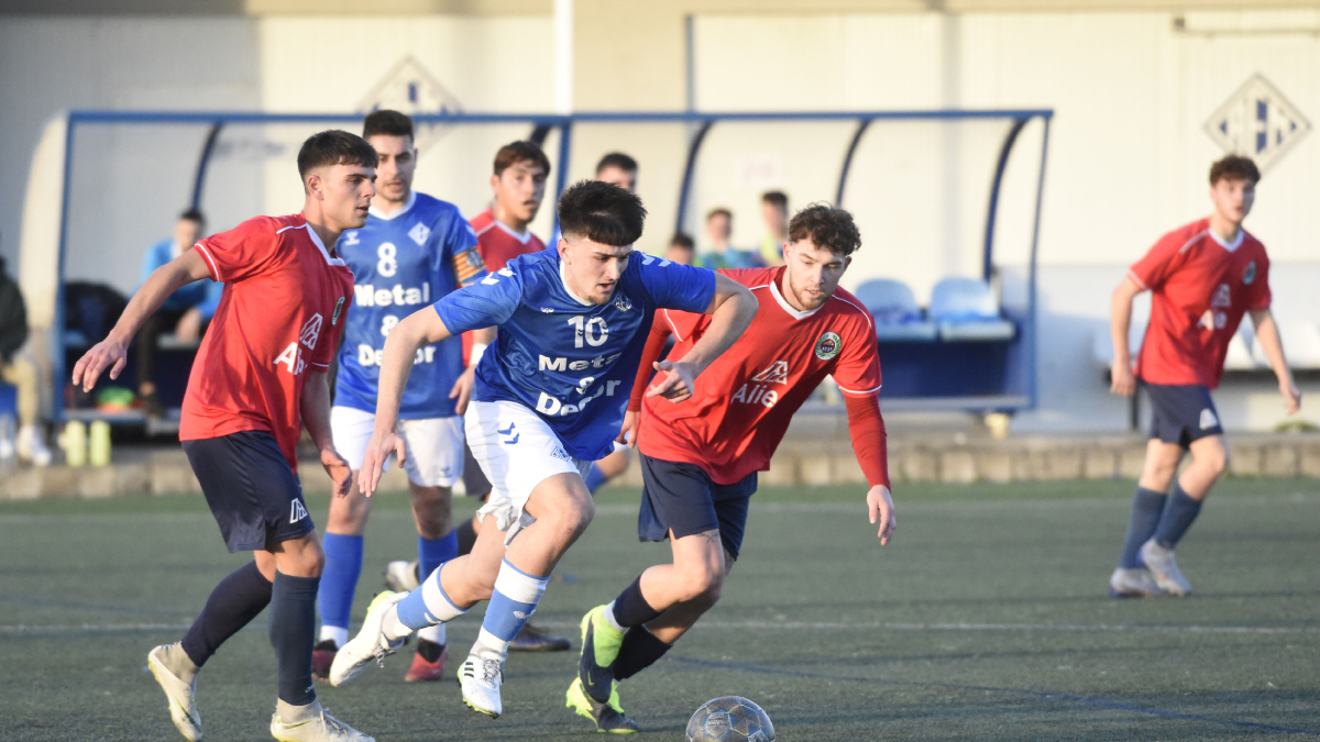 Un jugador de l’AEM condueix la pilota davant la pressió de dos jugadors rivals. - SANTI IGLESIAS