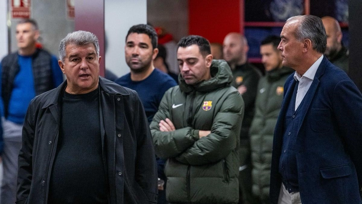 Joan Laporta, durante su arenga a la plantilla, en presencia de un Xavi muy serio. - FCBARCELONA.CAT