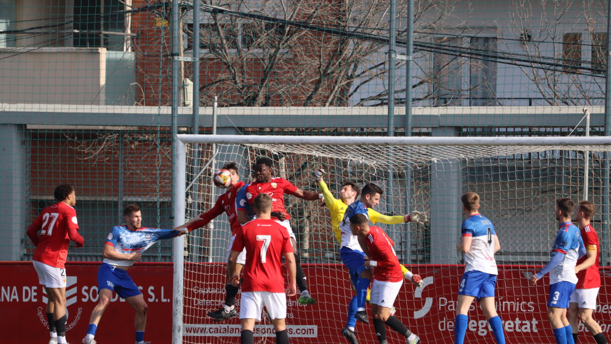 Una acció d’atac del Mollerussa, durant el partit d’ahir. - ESTER RIVERA
