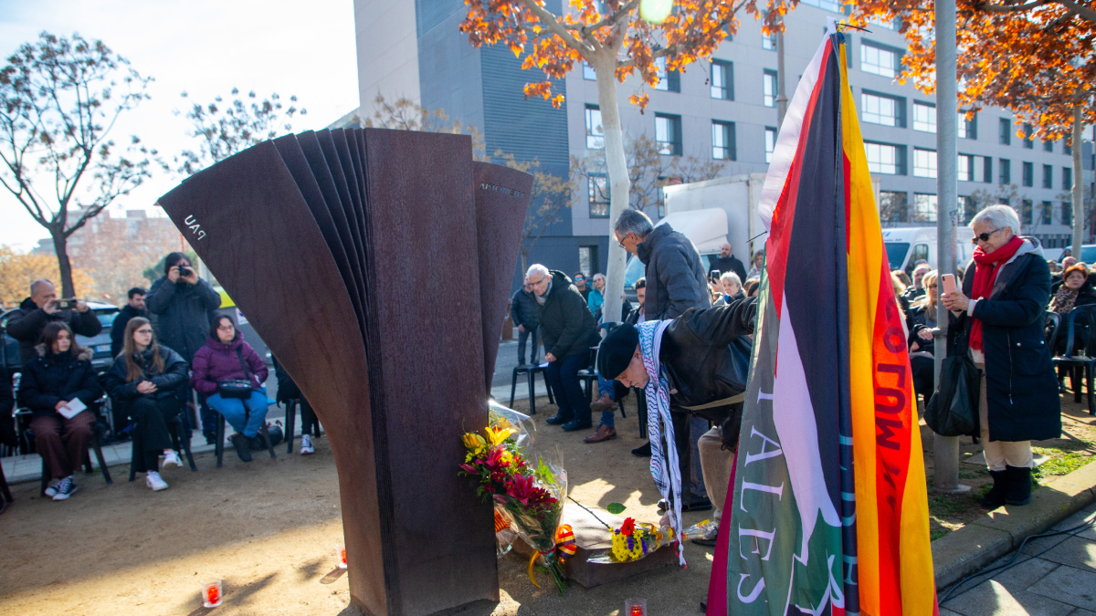 Familiares de víctimas ofrecieron flores con una bandera de Palestina, una Senyera y otra de las Brigadas Internacionales. - GERARD HOYAS