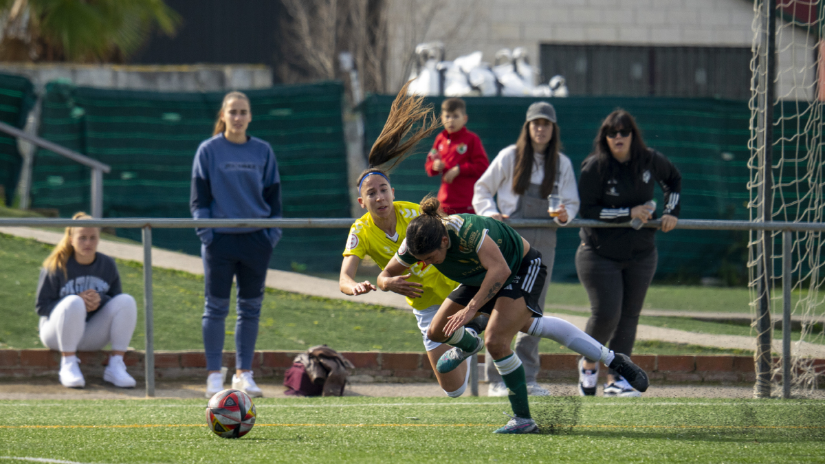 L’àbitra va assenyalar penal en aquesta pugna de Loba amb la local Manoly, que va acabar amb ambdós per terra. - PAU PASCUAL