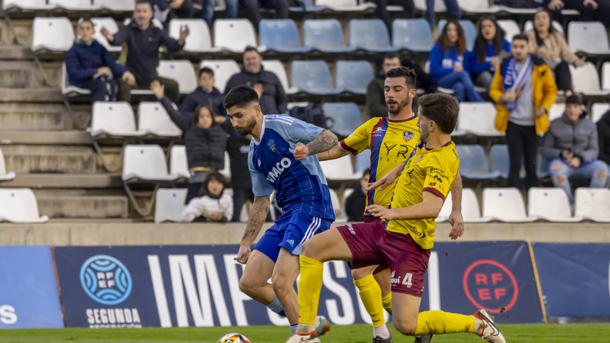 Bakero, que marcó un gol, intenta superar a dos jugadores del Alzira. - JORDI ECHEVARRIA