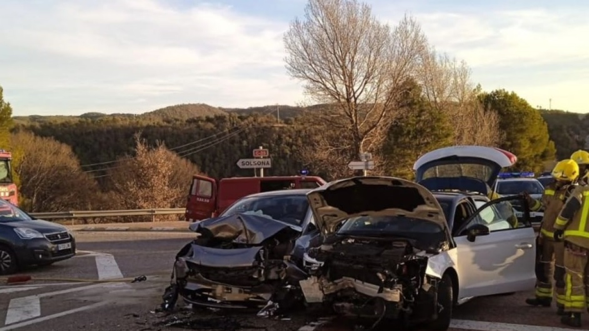 Los dos vehículos accidentados ayer en la C-14. - BOMBERS OLIANA