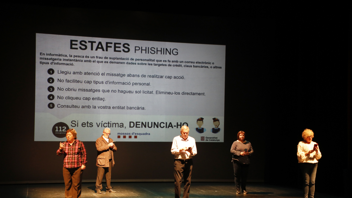 Actores senior del Aula de Teatre durante una actividad conjunta con los Mossos para hacer prevención sobre las estafas. - SEGRE