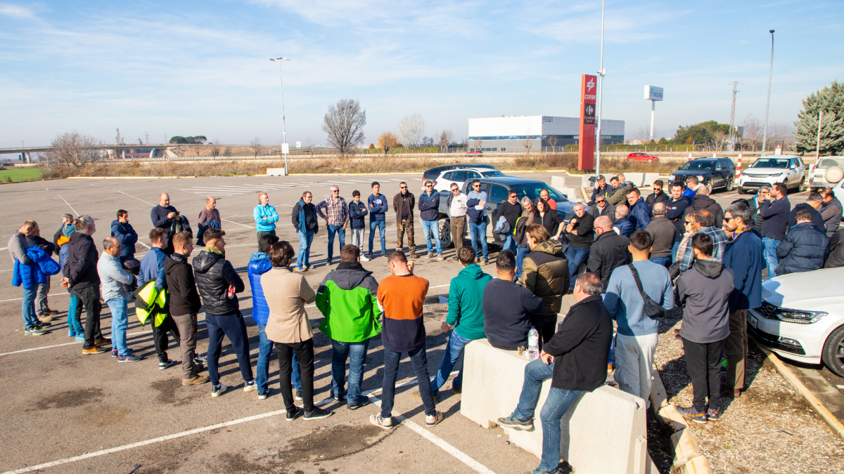 Reunión ayer de agricultores y ganaderos en Fondarella para preparar acciones de protesta. - EFE