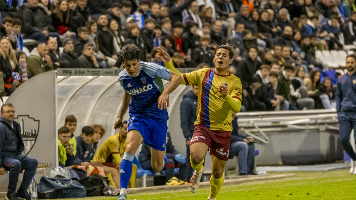 Ton Ripoll supera un rival en una acció del partit d’ahir. - JORDI ECHEVARRIA