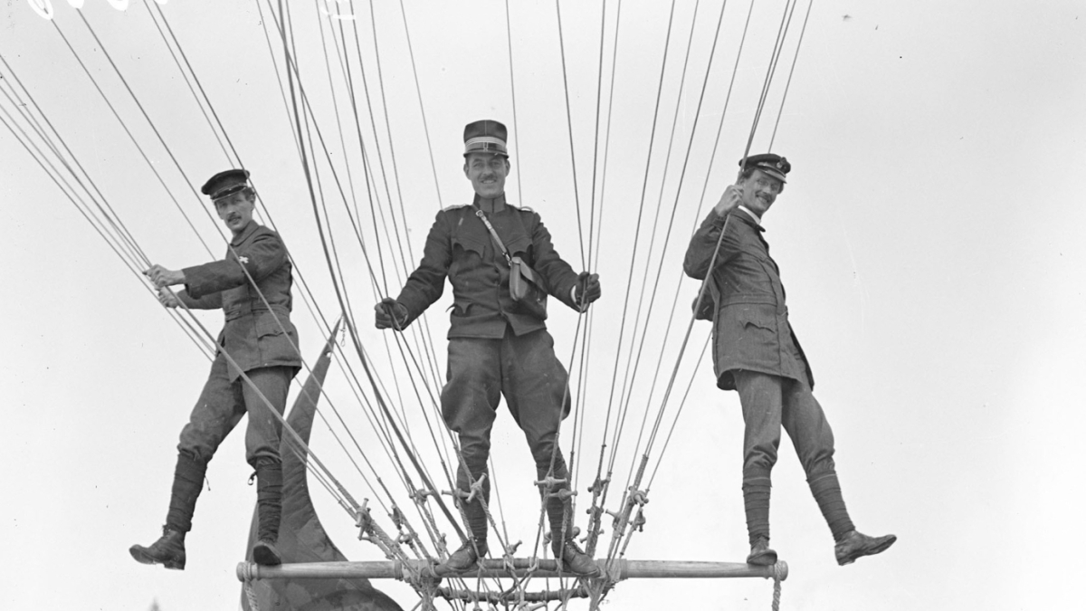 Els germans Piccard enfilats en un globus durant la I Guerra Mundial.