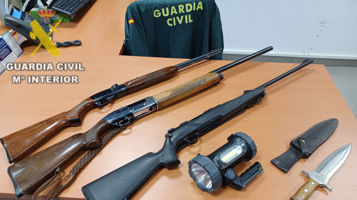Las armas intervenidas al cazador furtivo en Fraga.