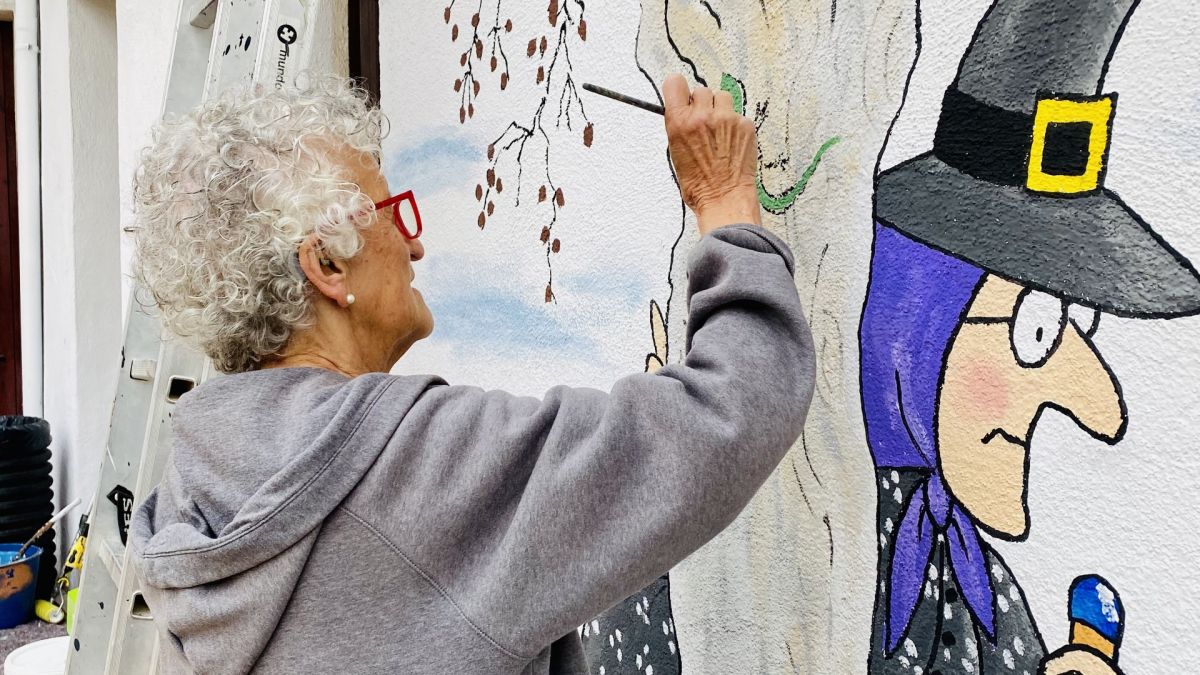 Roser Capdevila, plasmant en un mural un dels seus personatges. - ANIMAC