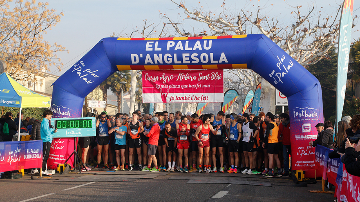 Un momento de la salida de la VIII Cursa Agro-Llobera Sant Blai, en El Palau d’Anglesola.