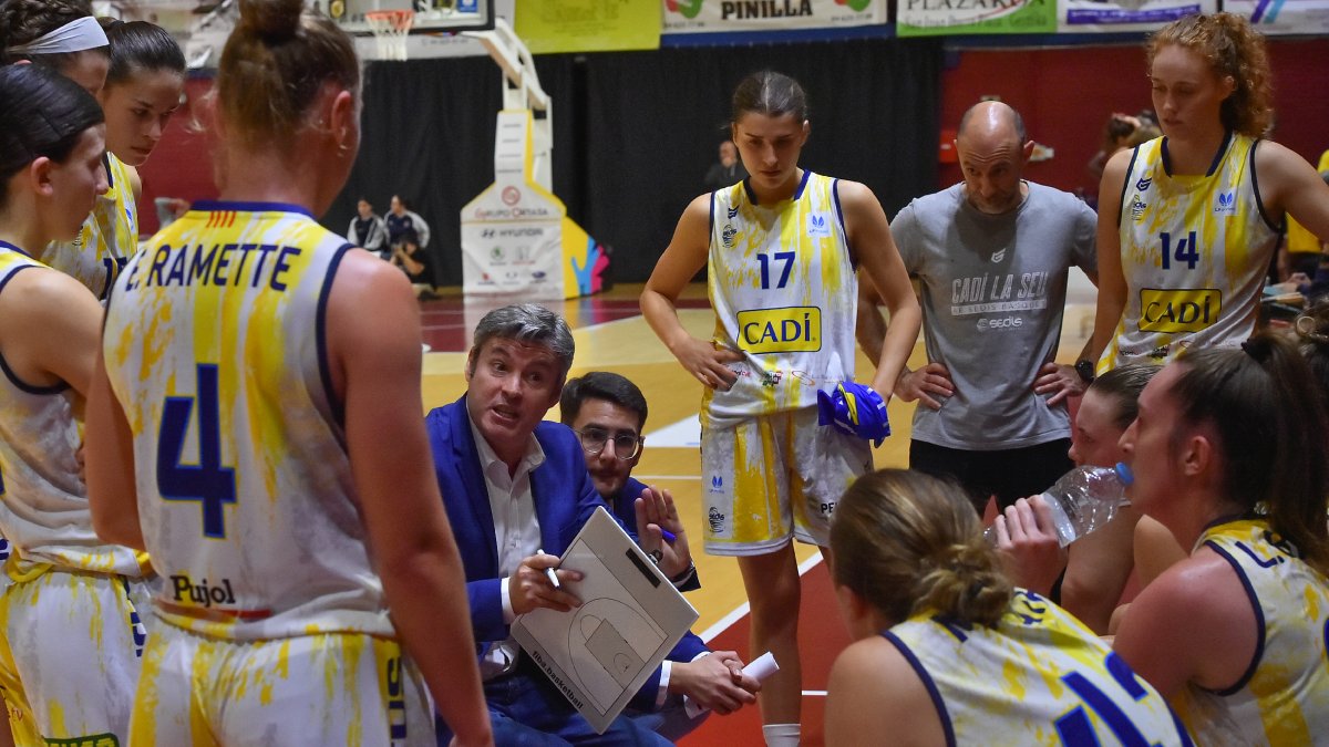 Fabián Téllez, durante el tiempo muerto de un partido de la presente temporada. - FEB