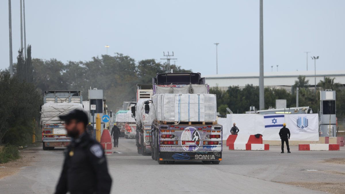 Una fila de camiones con suministros en una frontera gazatí. - EFE