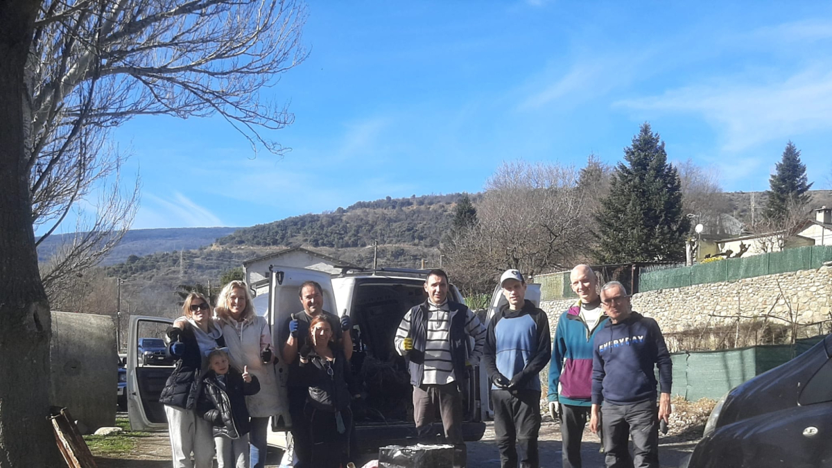 Els voluntaris que van participar en la iniciativa. - PER UNA CATALUNYA NETA