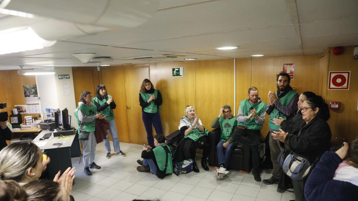 Un momento de la ocupación de los miembros de la PAH ayer en la delegación del Gobierno en Lleida. - AMADO FORROLLA