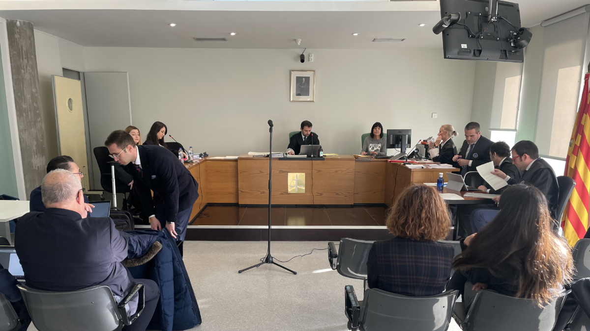 La acusada, segunda por la derecha, ayer en el juicio que se celebra en el juzgado de lo Penal 2. - A. GUERRERO