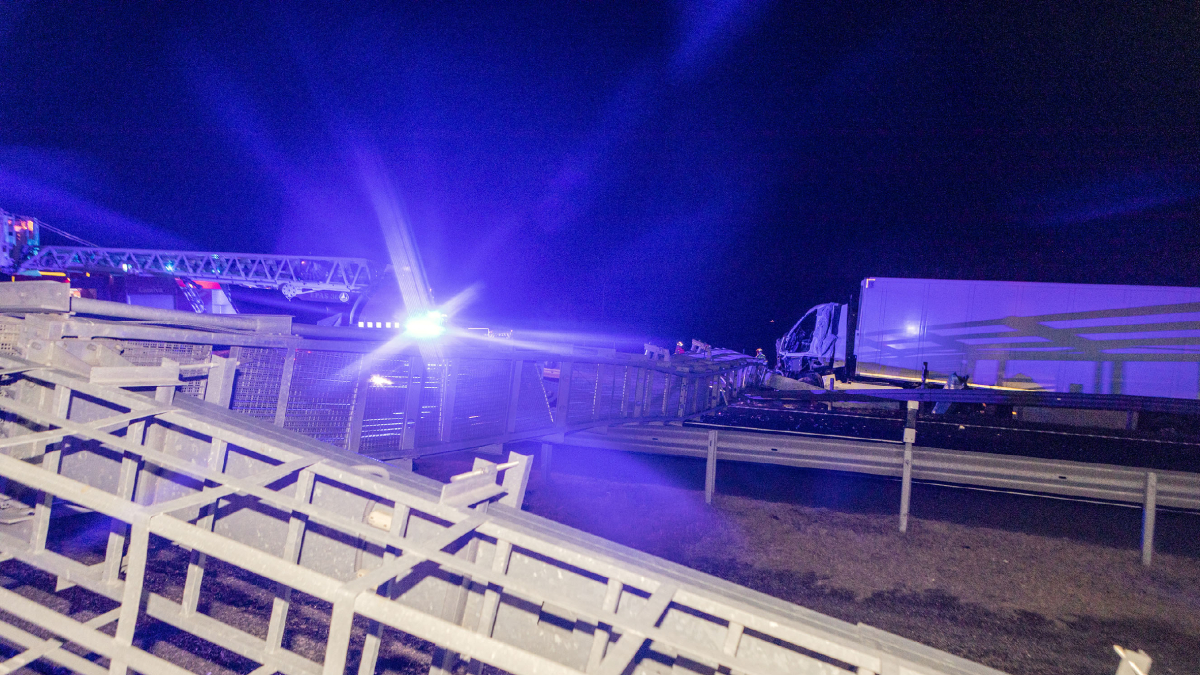 El tràiler va impactar contra l’estructura, en un accident que es va produir durant l’operació tornada. - X. SANTESMASSES