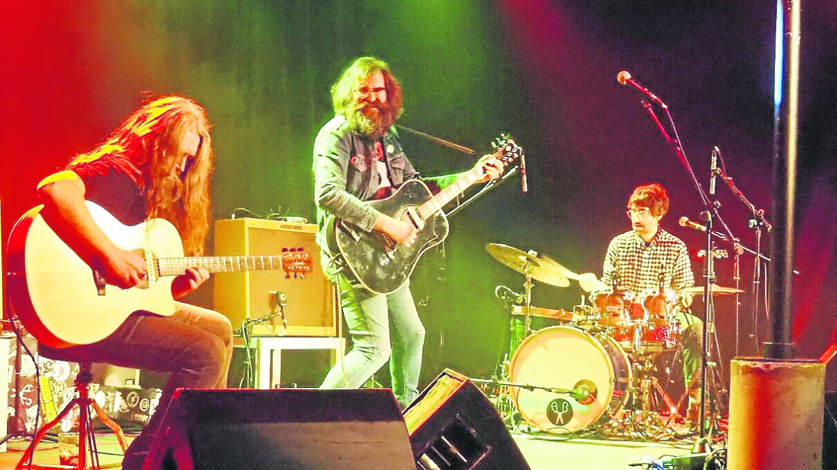 El trío Arizona Baby, el pasado viernes en su concierto en el Cafè del Teatre de Lleida. - J.C.