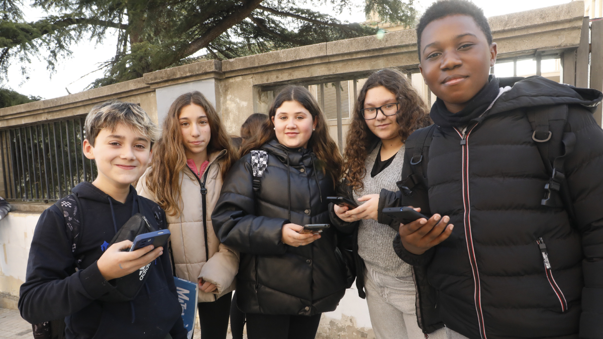 Aulas, patio y comedor sin móviles - AMADO FORROLLA