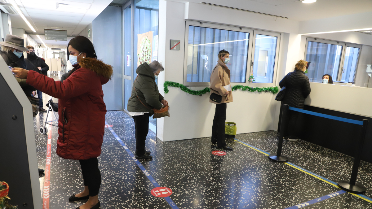Usuarios de un CAP de la ciudad de Lleida, con mascarilla. - SEGRE