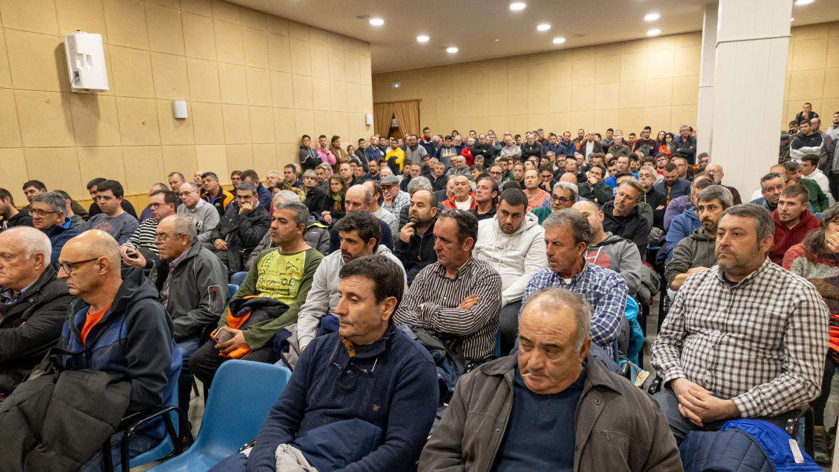 La sala del ayuntamiento de Fondarella se quedó pequeña para acoger a todos los payeses. - JORDI ECHEVARRIA