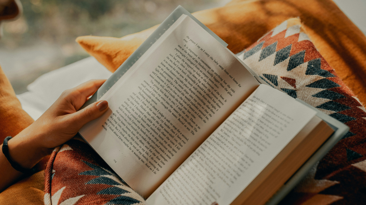 Una persona llegint, en una imatge d’arxiu.