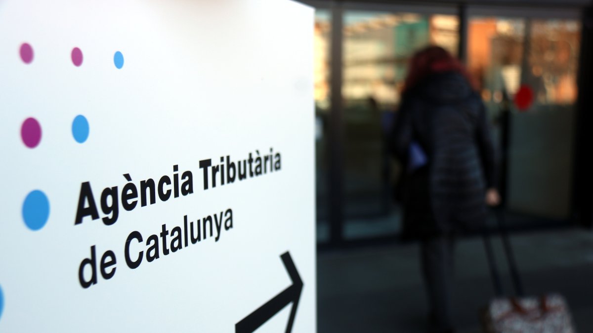 Un cartell de l'Agència Tributària de Catalunya.