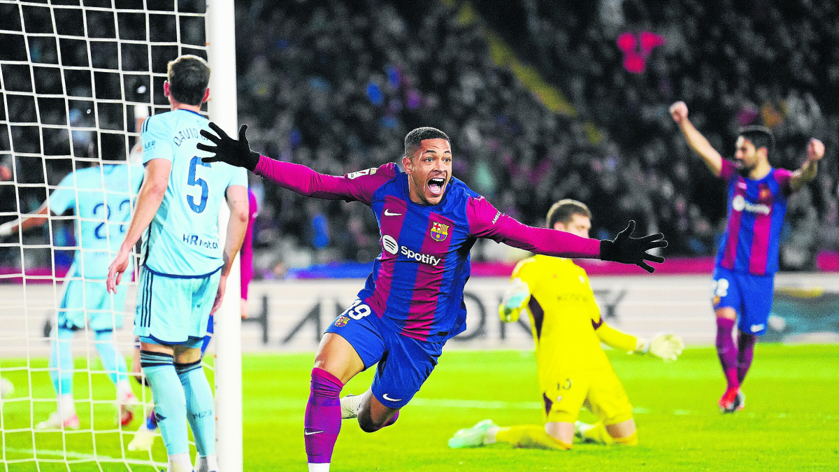 El brasileño Vitor Roque celebra su primer gol con el Barcelona que, a la postre, dio la victoria al equipo azulgrana ante Osasuna. - EFE/ ENRIC FONTCUBERTA
