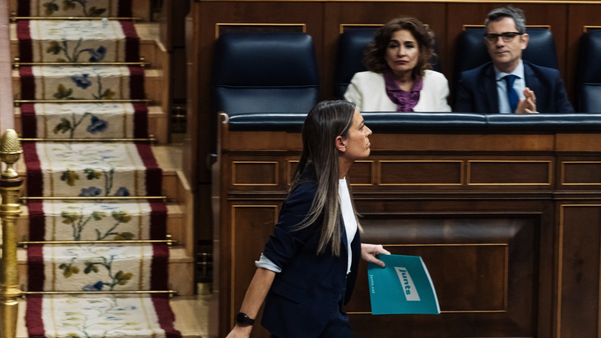 Nogueras passant dimarts per davant dels ministres Montero i Bolaños al Congrés. - EFE