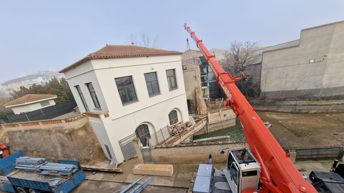 Fue necesaria una gran grúa para llevar a cabo los trabajos de instalción del tejado para la restauración de Molí Fariner. - A.A.