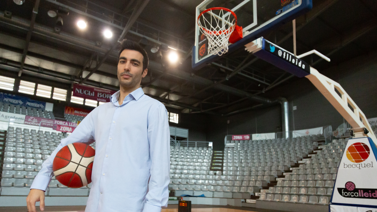 Plantilla del Força Lleida Aspros, amb Albert Aliaga i Néstor Gutiérrez al centre. - JAVI ENJUANES