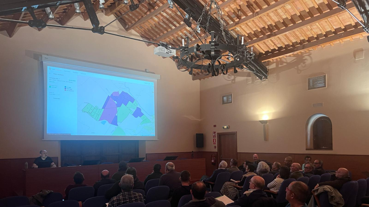 Formación ayer en la Casa Canal sobre el uso de los ‘hidros’, el nuevo sistema de reparto del agua. - X.R.