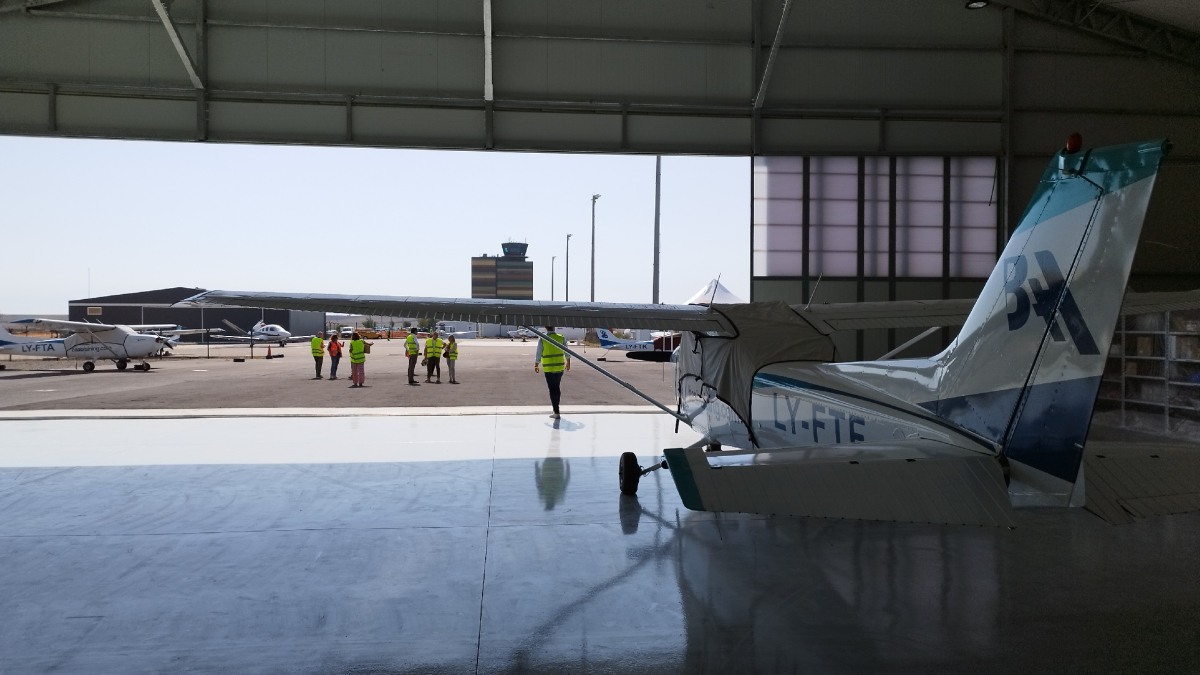 Un avió de l’acadèmia de vol BAA Training en un nou hangar a l’aeroport d’Alguaire.