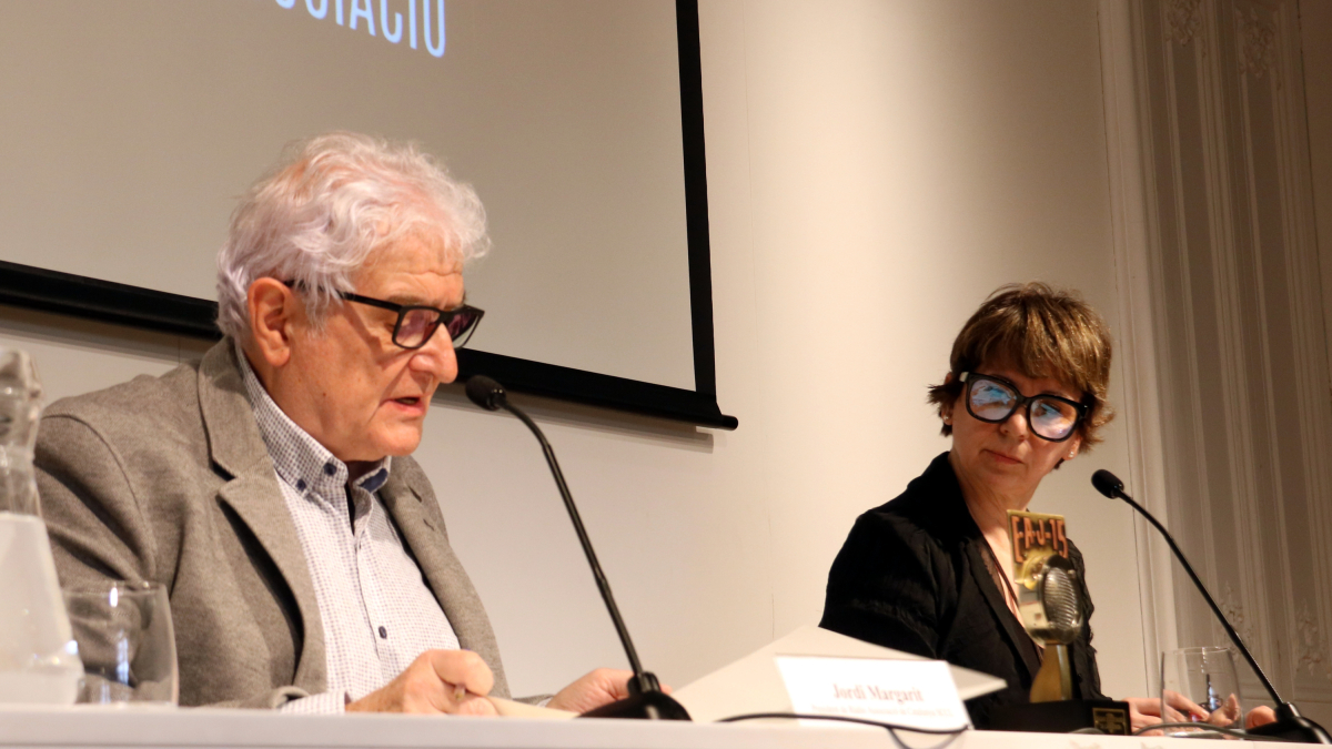 El presidente de Ràdio Associació de Catalunya SCCL, Jordi Margarit, y la secretaria del jurado de los premios, Margarida Moles.