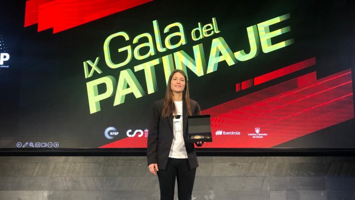 Victòria Porta, con el premio que recibió ayer en Madrid.