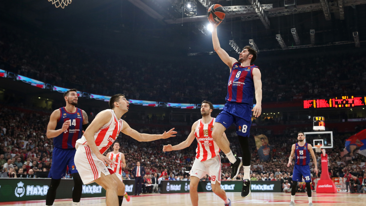 Darío Brizuela llança en suspensió a cistella amb una mà. - EFE/EPA/ANDREJ CUKIC