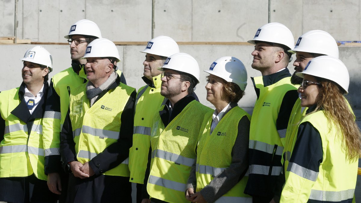 Pere Aragonès, en el centro, visitó ayer la estación de tratamiento de agua potable de Sant Joan Despí. - EFE
