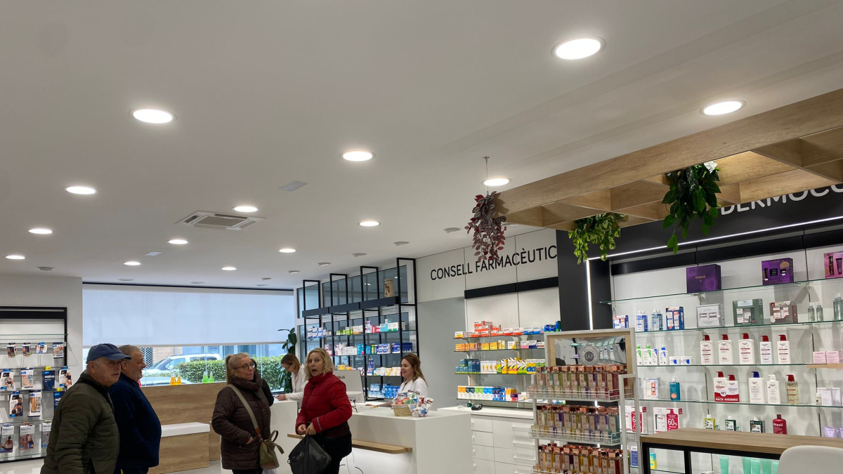 Primers clients a la nova farmàcia d’Almacelles. - O.L.
