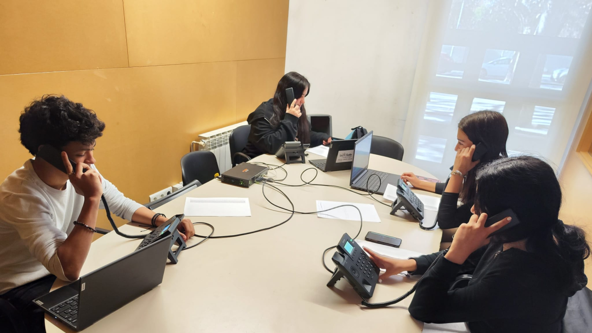Los cuatro alumnos de cuarto la ESO de La Salle empezaron ayer a entrevistar telefónicamente a mayores de 70 años. - C.SANS