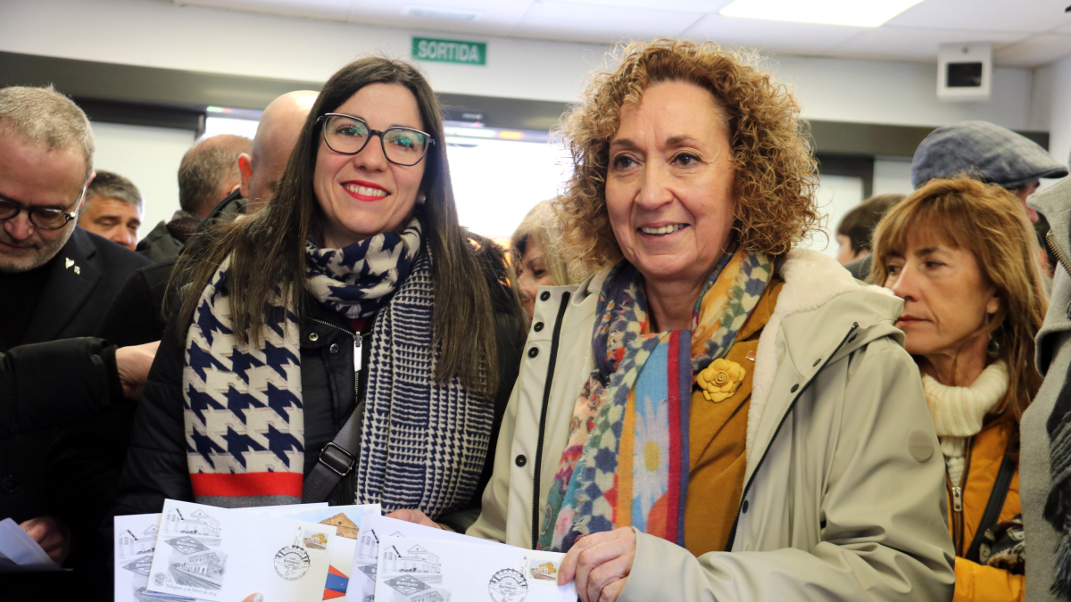 La alcaldesa de Balaguer, Lorena González, con la consellera del Territorio, Ester Capella, en el marco de la conmemoración del centenario de la llegada del tren a la capital de la Noguera.