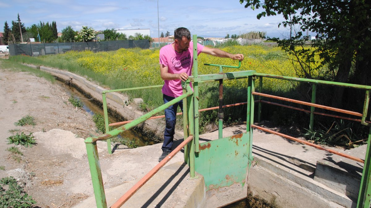 El cierre del Canal d’Urgell, una decisión histórica ■  El Canal d’Urgell cerró el abastecimiento de agua en el Principal el 25 de abril por primera vez en su centenaria historia. Dejaron de regar 50.000 hectáreas aunque después se retomó ... - J.M.P.