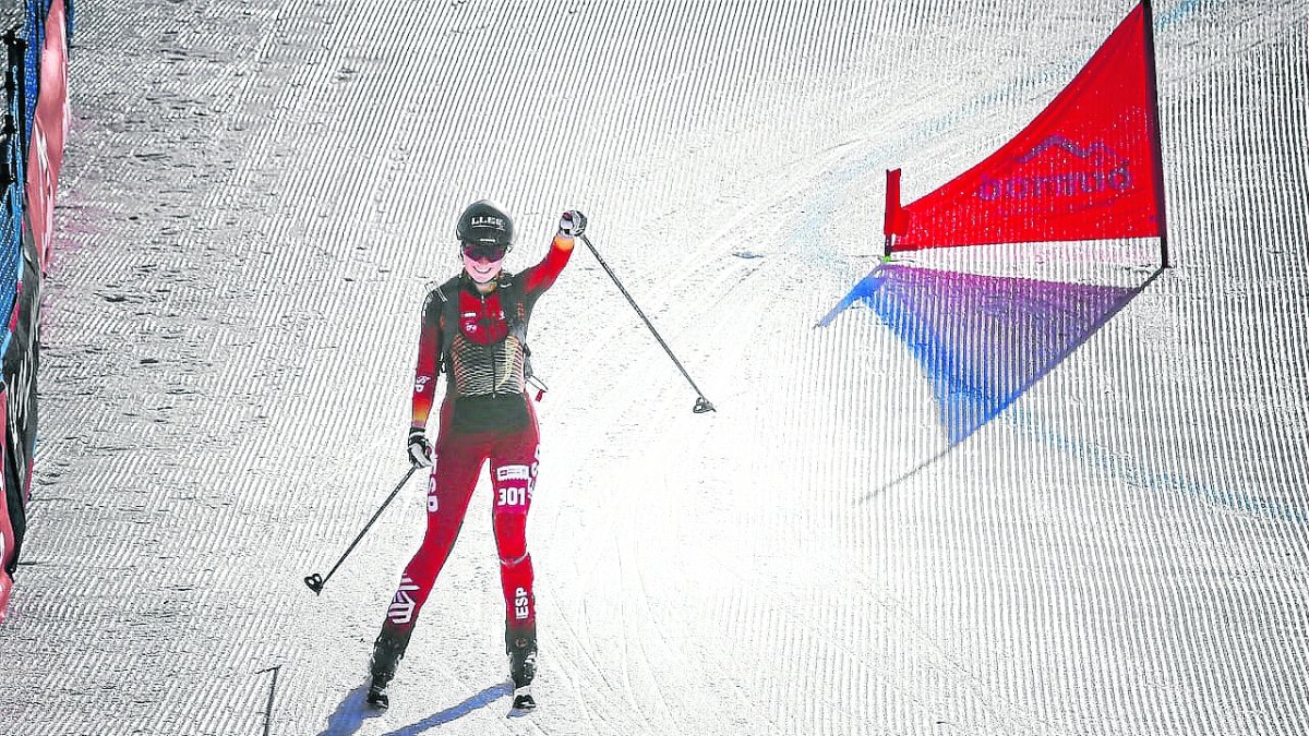 Laia Sellés entra sonriente en la meta con otra victoria en el bolsillo. - ISMF MEDIA