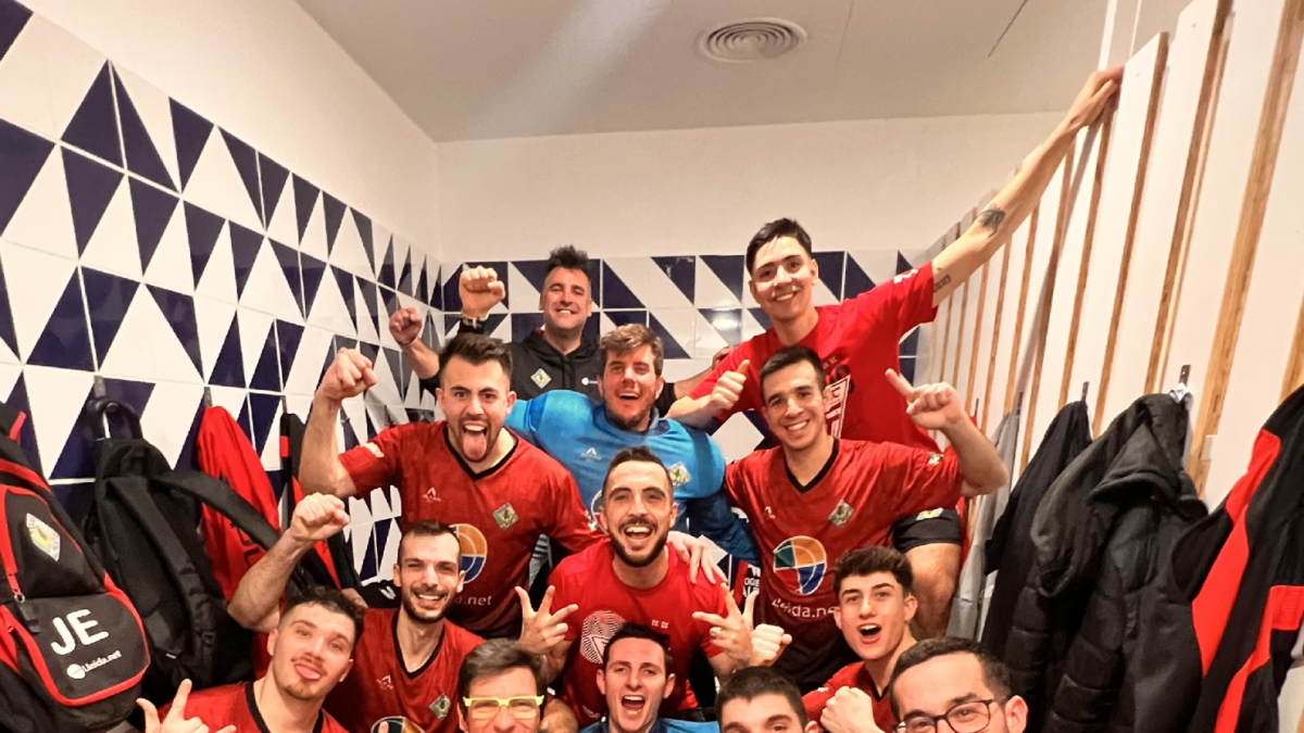 El equipo del Alpicat, en el vestuario celebrando la duodécima victoria de la temporada.
