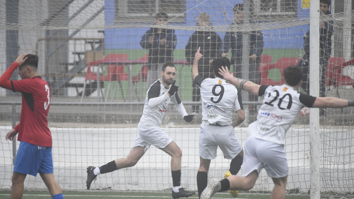 Joel celebra el gol que significó el 1-0 y que encarriló el triunfo del Borges en el duelo leridano. - SANTI IGLESIAS